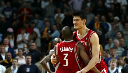 kaiyun中心-青岛队记：杨瀚森和韦斯利庆祝场景 让人想起当年弗老大&amp;姚明情谊